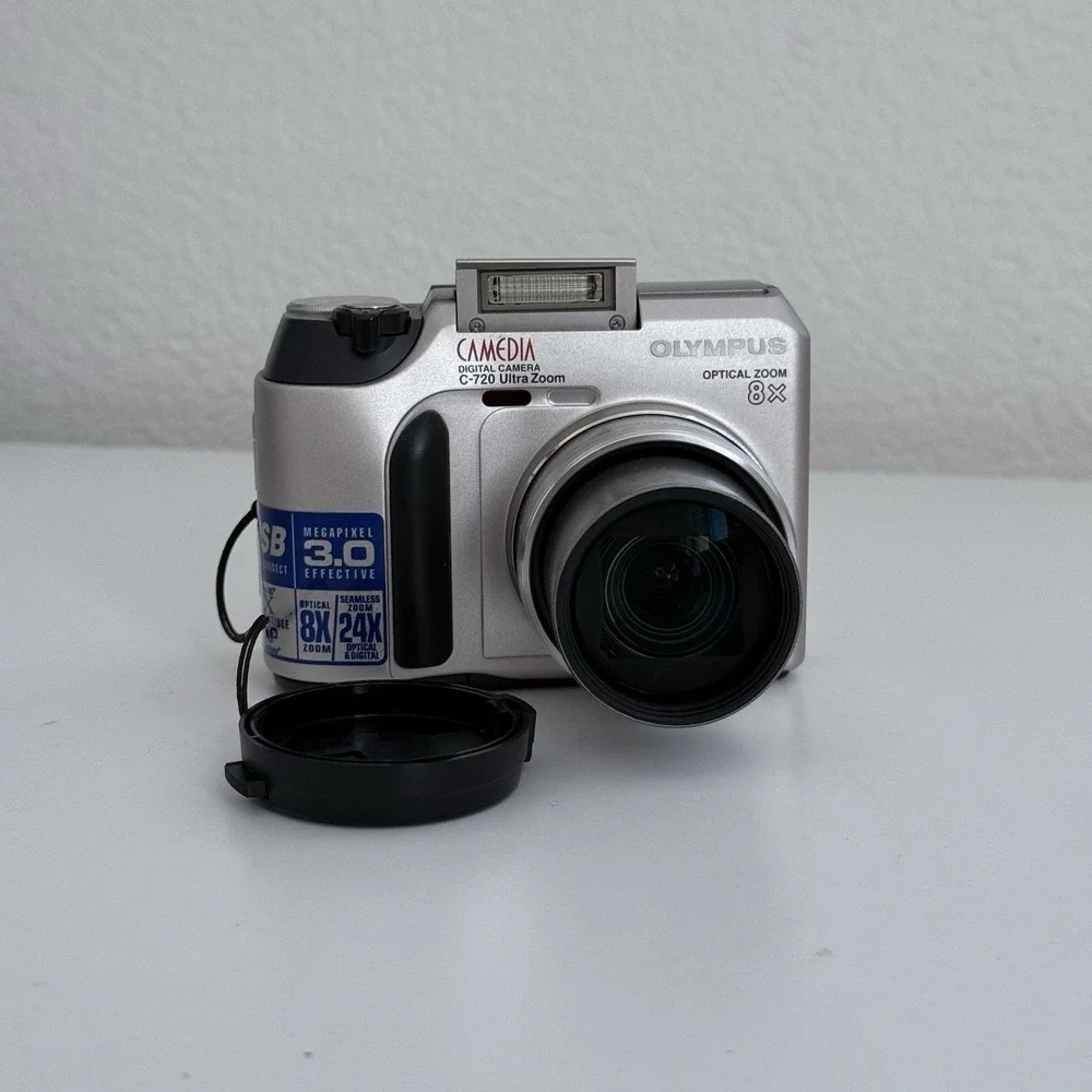Olympus Camedia C-720 Ultra Zoom 3.0MP Digital CAMERA ONLY Silver POWERS ON
